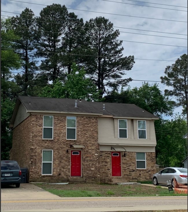 property at 1901 W Nettleton Ave