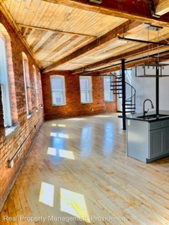 548 Roosevelt Ave in Central Falls, RI - Foto de edificio