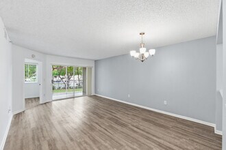 9511 Weldon Cir in Tamarac, FL - Foto de edificio - Building Photo