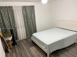 1011 N Hiatus Rd in Pembroke Pines, FL - Building Photo - Building Photo