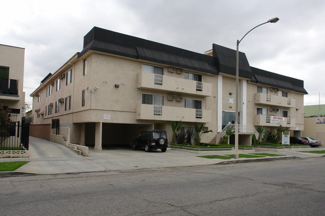 Wilshire Serrano Towers in Los Angeles, CA - Building Photo - Building Photo