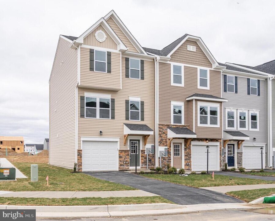 40 Zander Rd in Inwood, WV - Building Photo