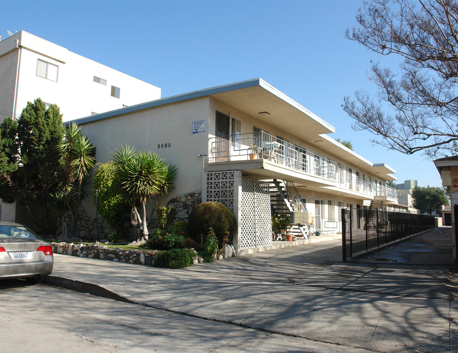 5060 Bakman Ave in North Hollywood, CA - Building Photo