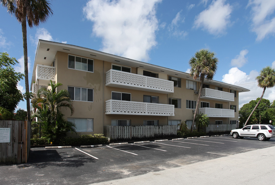 Bayview Waterfront Apartments in Fort Lauderdale, FL - Building Photo