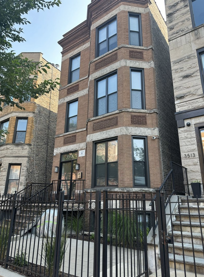 3513 N Sheffield Ave, Unit 1F in Chicago, IL - Foto de edificio - Building Photo