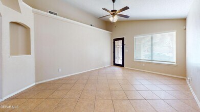 1819 Shreya St in El Paso, TX - Foto de edificio - Building Photo