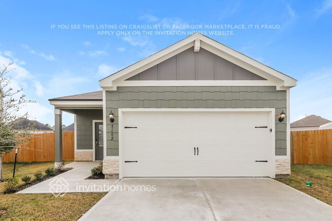 8102 Sunberry Shadow Dr in Houston, TX - Building Photo