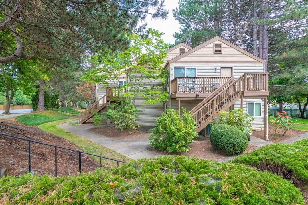 12078 SW Conestoga Dr in Beaverton, OR - Building Photo