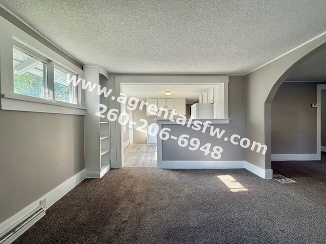 902 E 1st St in Auburn, IN - Foto de edificio - Building Photo