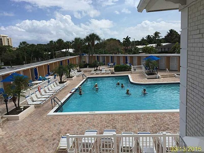 2261 NE 67th St in Fort Lauderdale, FL - Building Photo - Building Photo