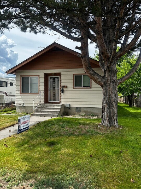 1543 S 4th Ave in Pocatello, ID - Foto de edificio