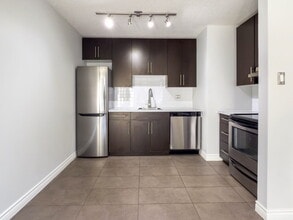 120-124 24 Ave SW in Calgary, AB - Building Photo - Building Photo
