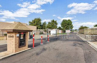 8940 W Olive Ave in Peoria, AZ - Building Photo - Building Photo