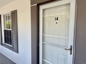 802 SE Central Pkwy in Stuart, FL - Building Photo