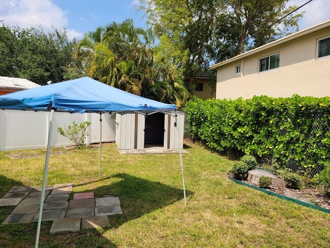 2434 NW 9th Terrace in Wilton Manors, FL - Building Photo - Building Photo