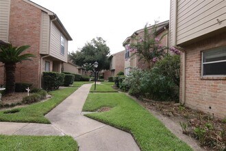 926 Memorial Village Dr in Houston, TX - Building Photo - Building Photo