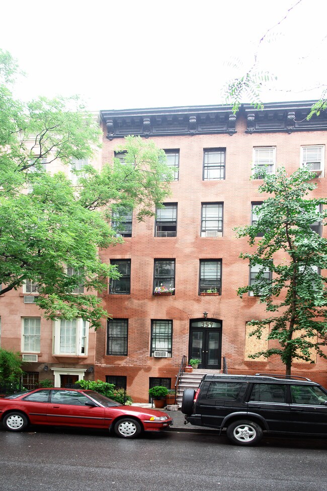 359 W 22nd St in New York, NY - Building Photo - Building Photo