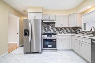 24 S Corona Ave in Valley Stream, NY - Building Photo