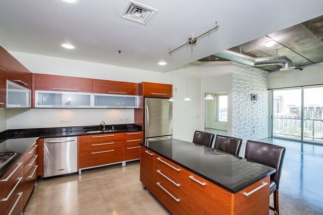 900 S Las Vegas Blvd in Las Vegas, NV - Building Photo - Building Photo