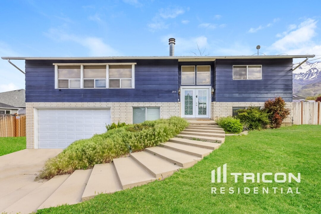 205 E 1600 N St in Orem, UT - Foto de edificio