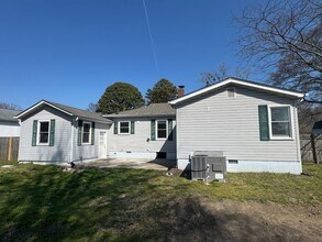 38 Eastmoreland Dr in Hampton, VA - Building Photo - Building Photo