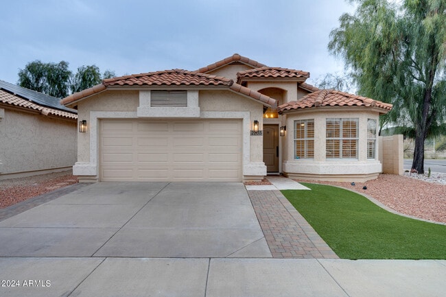 2203 E Crest Ln in Phoenix, AZ - Building Photo - Building Photo