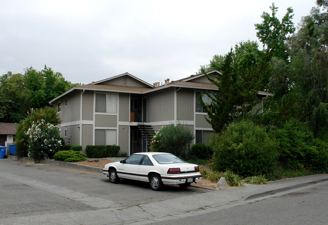 915 Kirsten Ct in Rohnert Park, CA - Building Photo