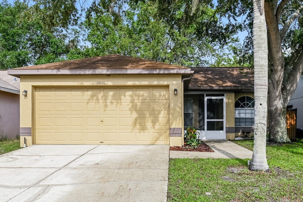 13656 Laraway Dr in Riverview, FL - Building Photo