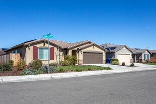 1535 Encantada Ave in Madera, CA - Building Photo