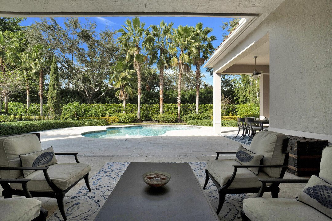 12121 Sunnydale Dr in Wellington, FL - Foto de edificio