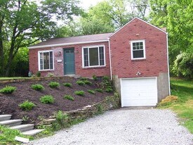 1220 Colonial Ln in Bethel Park, PA - Building Photo