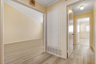 La Canada Townhouse In the Golf Course Com in La Cañada Flintridge, CA - Building Photo - Building Photo