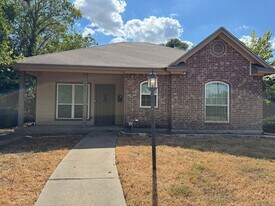 910 N 12th St in Waco, TX - Building Photo