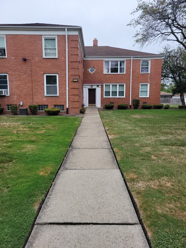 21501 Kingsville St, Unit 105 Harper Woods, MI Rentals
