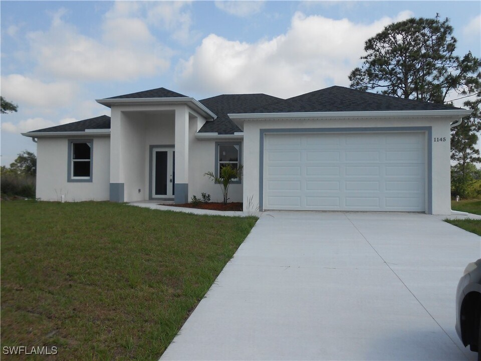 1145 Antonio St E in Lehigh Acres, FL - Building Photo