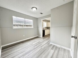 1302 Cypress St in Alvin, TX - Building Photo