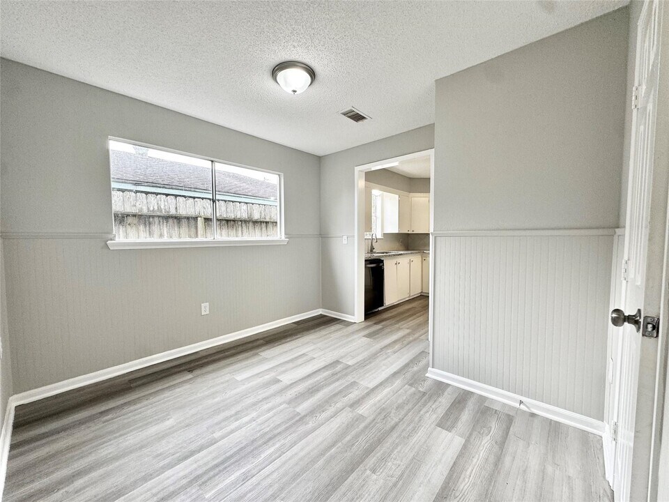 1302 Cypress St in Alvin, TX - Building Photo