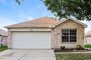 1108 Boxwood Dr in Crowley, TX - Building Photo
