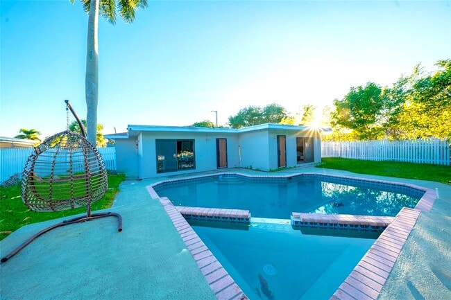1221 W Camino Real in Boca Raton, FL - Building Photo - Building Photo