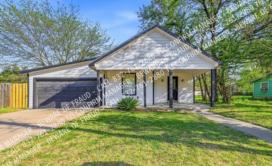 807 Wyatt St in Waxahachie, TX - Building Photo