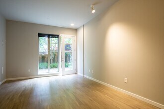 1317 SE Lambert St in Portland, OR - Building Photo - Building Photo