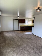 285 E 11th Ave in Junction City, OR - Building Photo - Building Photo