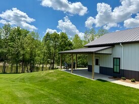 460 NE 200th Rd in Knob Noster, MO - Building Photo