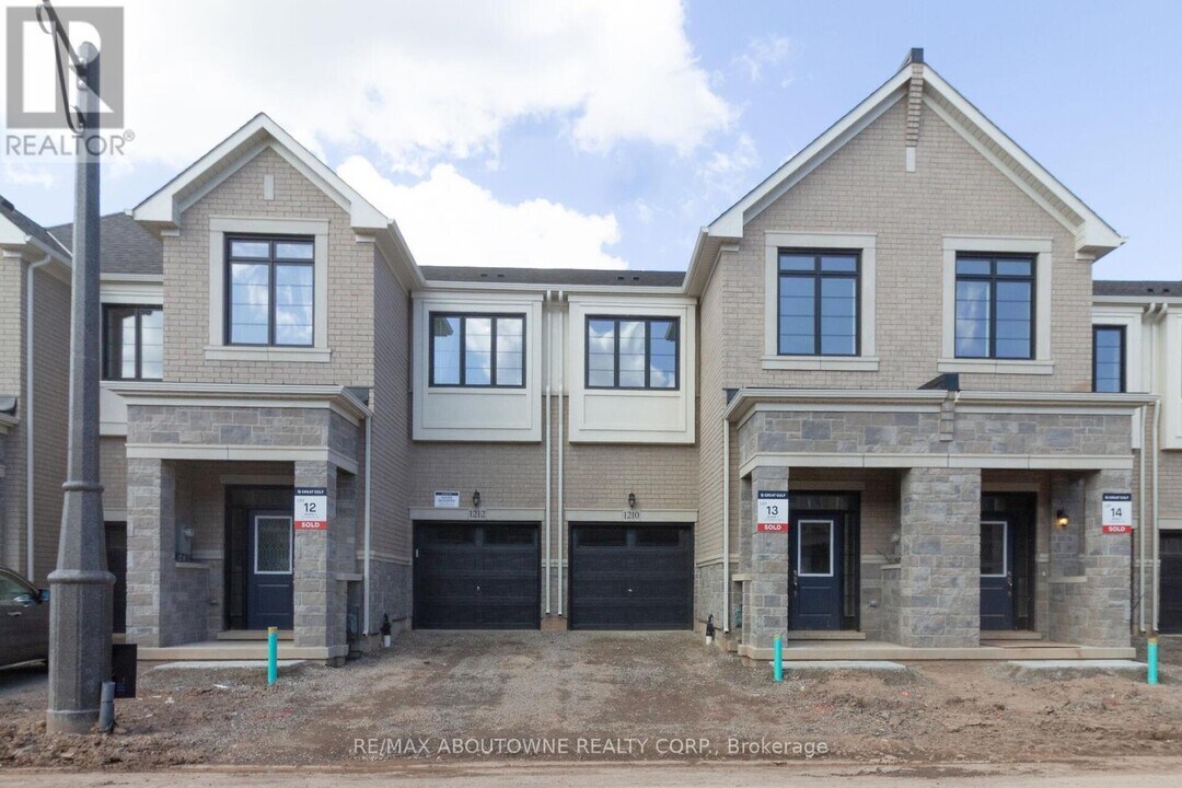 1212 Dartmouth Cres in Oakville, ON - Building Photo