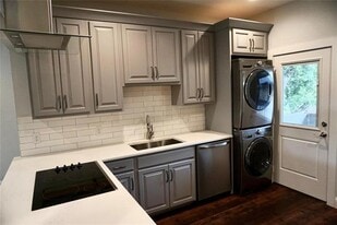 10730 Park Village Pl in Dallas, TX - Building Photo