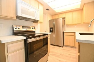 215 Chantilley Ln in San Jose, CA - Building Photo - Building Photo