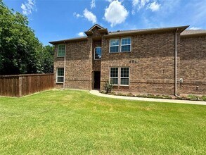 245 Barrington Ln in Lewisville, TX - Foto de edificio - Building Photo
