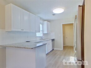 5119 Shelley Ln in Sugar Hill, GA - Foto de edificio - Building Photo