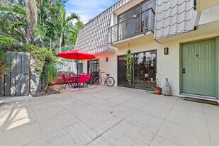 1700 Embassy Dr in West Palm Beach, FL - Building Photo