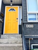 800 Pape Av in Toronto, ON - Building Photo